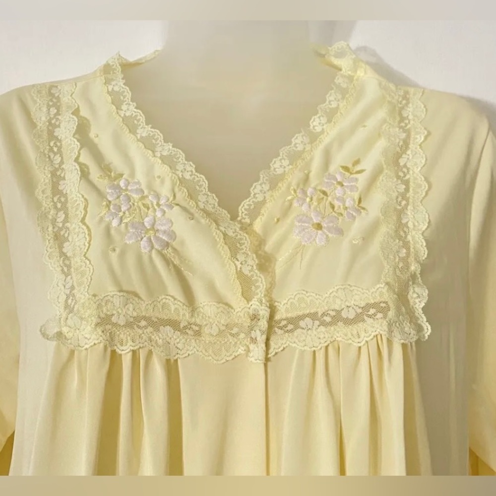 Vintage Shadowline Nylon Robe Button Front Size Medium Light Sheer Lace USA